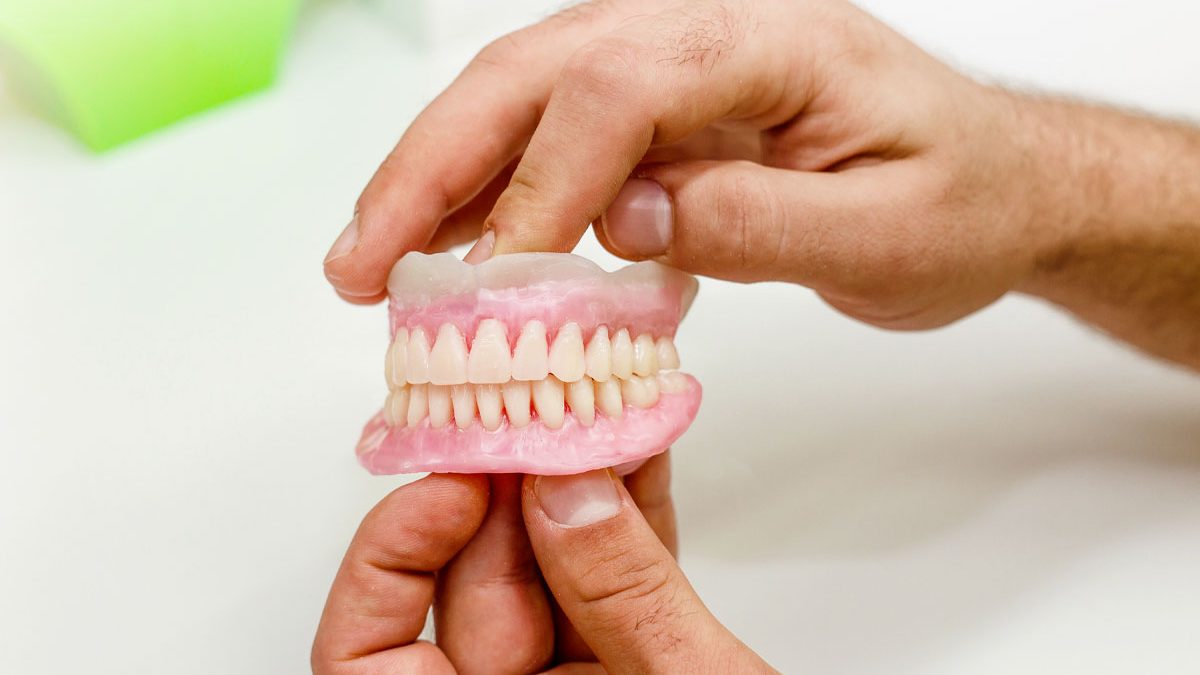 ¿Prótesis fija o removible? Descubre cuál necesitas realmente