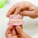 ¿Prótesis fija o removible? Descubre cuál necesitas realmente